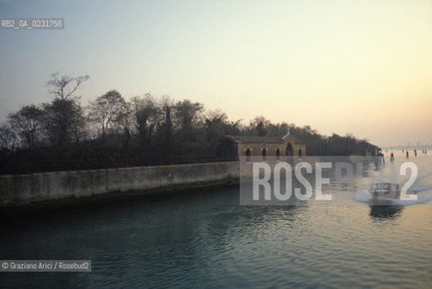 Nome:..ISOLA DI SAN GIACOMO IN PALUDO ....Localizzazione:..VENEZIA / ISOLA DI SAN  GIACOMO IN PALUDO / LAGUNA NORD..VENICE / THE ISLE OF SAN GIACOMO IN PALUDO / THE NORTH LAGOON..Soggetto:..ISOLA DI SAN GIACOMO IN PALUDO / RESTI DI UN EDIFICIO ..THE ISLE OF SAN GIACOMO IN PALUDO  / REMAINS OF A BUILDING ..Cronologia:......Autore:......Stile:......Editori Stampatori:......Committenza:......Materia e Tecnica:......Collocazione:......Note:..DAL 1860 VENNE UTILIZZATA COME POLVERIERA..SINCE1860 THE ISLE WAS USED AS A POWDER MAGAZINE ..Riproduzione Fotografica:..Graziano Arici/Rosebud2 ...Copyright:..Graziano Arici / rosebud2/....Data:..1993....Costo:..A....Key:..ISOLE ABBANDONATE..UNINHABITED ISLANDS