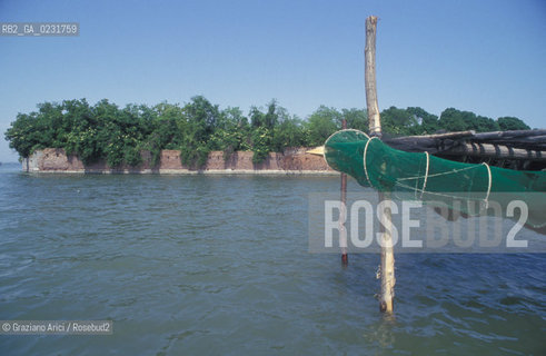 Nome:..ISOLA DI SAN GIORGIO IN ALGA....Localizzazione:..VENEZIA / ISOLA DI SAN GIORGIO IN ALGA / LAGUNA SUD..VENICE / THE ISLE OF SAN GIORGIO IN ALGA  / THE SOUTH LAGOON..Soggetto:..ISOLA DI SAN GIORGIO IN ALGA / RESTI DI UN EDIFICIO PESCA..THE ISLE OF SAN GIORGIO IN ALGA / REMAINS OF A BUILDING ..Cronologia:......Autore:......Stile:......Editori Stampatori:......Committenza:......Materia e Tecnica:......Collocazione:......Note:..NEL XI SEC. FU COSTRUITO UN CONVENTO / NEL 1729 VENNE UTILIZZATA COME CARCERE POLITICO E NEL 1806 VENNE TRASFORMATA IN POLVERIERA ..IN XIth CENTURY A CONVENT WAS BUILT /  THE ISLAND WAS USED FOR THE CONFINEMENT OF POLITICAL PRISONERS FROM 1729 AND IN 1806 WAS CONVERTED INTO A POWDER MAGAZINE..Riproduzione Fotografica:..Graziano Arici/Rosebud2 ...Copyright:..Graziano Arici / rosebud2/....Data:..1993....Costo:..A....Key:..ISOLE ABBANDONATE..UNINHABITED ISLANDS
