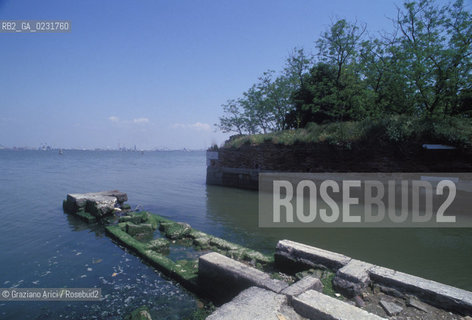 Nome:..ISOLA DI SAN GIORGIO IN ALGA....Localizzazione:..VENEZIA / ISOLA DI SAN GIORGIO IN ALGA / LAGUNA SUD..VENICE / THE ISLE OF SAN GIORGIO IN ALGA  / THE SOUTH LAGOON..Soggetto:..ISOLA DI SAN GIORGIO IN ALGA / RESTI DI UN EDIFICIO ..THE ISLE OF SAN GIORGIO IN ALGA / REMAINS OF A BUILDING ..Cronologia:......Autore:......Stile:......Editori Stampatori:......Committenza:......Materia e Tecnica:......Collocazione:......Note:..NEL XI SEC. FU COSTRUITO UN CONVENTO / NEL 1729 VENNE UTILIZZATA COME CARCERE POLITICO E NEL 1806 VENNE TRASFORMATA IN POLVERIERA ..IN XIth CENTURY A CONVENT WAS BUILT /  THE ISLAND WAS USED FOR THE CONFINEMENT OF POLITICAL PRISONERS FROM 1729 AND IN 1806 WAS CONVERTED INTO A POWDER MAGAZINE..Riproduzione Fotografica:..Graziano Arici/Rosebud2 ...Copyright:..Graziano Arici / rosebud2/....Data:..1993....Costo:..A....Key:..ISOLE ABBANDONATE..UNINHABITED ISLANDS