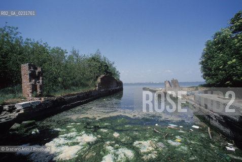 Nome:..ISOLA DI SAN GIORGIO IN ALGA....Localizzazione:..VENEZIA / ISOLA DI SAN GIORGIO IN ALGA / LAGUNA SUD..VENICE / THE ISLE OF SAN GIORGIO IN ALGA  / THE SOUTH LAGOON..Soggetto:..ISOLA DI SAN GIORGIO IN ALGA / RESTI DI UN EDIFICIO ..THE ISLE OF SAN GIORGIO IN ALGA / REMAINS OF A BUILDING ..Cronologia:......Autore:......Stile:......Editori Stampatori:......Committenza:......Materia e Tecnica:......Collocazione:......Note:..NEL XI SEC. FU COSTRUITO UN CONVENTO / NEL 1729 VENNE UTILIZZATA COME CARCERE POLITICO E NEL 1806 VENNE TRASFORMATA IN POLVERIERA ..IN XIth CENTURY A CONVENT WAS BUILT /  THE ISLAND WAS USED FOR THE CONFINEMENT OF POLITICAL PRISONERS FROM 1729 AND IN 1806 WAS CONVERTED INTO A POWDER MAGAZINE..Riproduzione Fotografica:..Graziano Arici/Rosebud2 ...Copyright:..Graziano Arici / rosebud2/....Data:..1993....Costo:..A....Key:..ISOLE ABBANDONATE..UNINHABITED ISLANDS