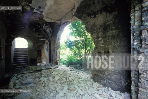 Nome:..ISOLA DI SAN GIORGIO IN ALGA....Localizzazione:..VENEZIA / ISOLA DI SAN GIORGIO IN ALGA / LAGUNA SUD..VENICE / THE ISLE OF SAN GIORGIO IN ALGA  / THE SOUTH LAGOON..Soggetto:..ISOLA DI SAN GIORGIO IN ALGA / RESTI DI UN EDIFICIO ..THE ISLE OF SAN GIORGIO IN ALGA / REMAINS OF A BUILDING ..Cronologia:......Autore:......Stile:......Editori Stampatori:......Committenza:......Materia e Tecnica:......Collocazione:......Note:..NEL XI SEC. FU COSTRUITO UN CONVENTO / NEL 1729 VENNE UTILIZZATA COME CARCERE POLITICO E NEL 1806 VENNE TRASFORMATA IN POLVERIERA ..IN XIth CENTURY A CONVENT WAS BUILT /  THE ISLAND WAS USED FOR THE CONFINEMENT OF POLITICAL PRISONERS FROM 1729 AND IN 1806 WAS CONVERTED INTO A POWDER MAGAZINE..Riproduzione Fotografica:..Graziano Arici/Rosebud2 ...Copyright:..Graziano Arici / rosebud2/....Data:..1993....Costo:..A....Key:..ISOLE ABBANDONATE..UNINHABITED ISLANDS
