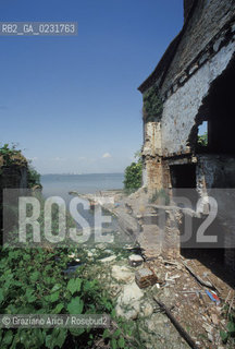Nome:..ISOLA DI SAN GIORGIO IN ALGA....Localizzazione:..VENEZIA / ISOLA DI SAN GIORGIO IN ALGA / LAGUNA SUD..VENICE / THE ISLE OF SAN GIORGIO IN ALGA  / THE SOUTH LAGOON..Soggetto:..ISOLA DI SAN GIORGIO IN ALGA / RESTI DI UN EDIFICIO ..THE ISLE OF SAN GIORGIO IN ALGA / REMAINS OF A BUILDING ..Cronologia:......Autore:......Stile:......Editori Stampatori:......Committenza:......Materia e Tecnica:......Collocazione:......Note:..NEL XI SEC. FU COSTRUITO UN CONVENTO / NEL 1729 VENNE UTILIZZATA COME CARCERE POLITICO E NEL 1806 VENNE TRASFORMATA IN POLVERIERA ..IN XIth CENTURY A CONVENT WAS BUILT /  THE ISLAND WAS USED FOR THE CONFINEMENT OF POLITICAL PRISONERS FROM 1729 AND IN 1806 WAS CONVERTED INTO A POWDER MAGAZINE..Riproduzione Fotografica:..Graziano Arici/Rosebud2 ...Copyright:..Graziano Arici / rosebud2/....Data:..1993....Costo:..A....Key:..ISOLE ABBANDONATE..UNINHABITED ISLANDS