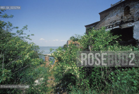 Nome:..ISOLA DI SAN GIORGIO IN ALGA....Localizzazione:..VENEZIA / ISOLA DI SAN GIORGIO IN ALGA / LAGUNA SUD..VENICE / THE ISLE OF SAN GIORGIO IN ALGA  / THE SOUTH LAGOON..Soggetto:..ISOLA DI SAN GIORGIO IN ALGA / RESTI DI UN EDIFICIO ..THE ISLE OF SAN GIORGIO IN ALGA / REMAINS OF A BUILDING ..Cronologia:......Autore:......Stile:......Editori Stampatori:......Committenza:......Materia e Tecnica:......Collocazione:......Note:..NEL XI SEC. FU COSTRUITO UN CONVENTO / NEL 1729 VENNE UTILIZZATA COME CARCERE POLITICO E NEL 1806 VENNE TRASFORMATA IN POLVERIERA ..IN XIth CENTURY A CONVENT WAS BUILT /  THE ISLAND WAS USED FOR THE CONFINEMENT OF POLITICAL PRISONERS FROM 1729 AND IN 1806 WAS CONVERTED INTO A POWDER MAGAZINE..Riproduzione Fotografica:..Graziano Arici/Rosebud2 ...Copyright:..Graziano Arici / rosebud2/....Data:..1993....Costo:..A....Key:..ISOLE ABBANDONATE..UNINHABITED ISLANDS