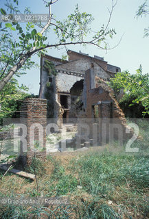 Nome:..ISOLA DI SAN GIORGIO IN ALGA....Localizzazione:..VENEZIA / ISOLA DI SAN GIORGIO IN ALGA / LAGUNA SUD..VENICE / THE ISLE OF SAN GIORGIO IN ALGA  / THE SOUTH LAGOON..Soggetto:..ISOLA DI SAN GIORGIO IN ALGA / RESTI DI UN EDIFICIO ..THE ISLE OF SAN GIORGIO IN ALGA / REMAINS OF A BUILDING ..Cronologia:......Autore:......Stile:......Editori Stampatori:......Committenza:......Materia e Tecnica:......Collocazione:......Note:..NEL XI SEC. FU COSTRUITO UN CONVENTO / NEL 1729 VENNE UTILIZZATA COME CARCERE POLITICO E NEL 1806 VENNE TRASFORMATA IN POLVERIERA ..IN XIth CENTURY A CONVENT WAS BUILT /  THE ISLAND WAS USED FOR THE CONFINEMENT OF POLITICAL PRISONERS FROM 1729 AND IN 1806 WAS CONVERTED INTO A POWDER MAGAZINE..Riproduzione Fotografica:..Graziano Arici/Rosebud2 ...Copyright:..Graziano Arici / rosebud2/....Data:..1993....Costo:..A....Key:..ISOLE ABBANDONATE..UNINHABITED ISLANDS
