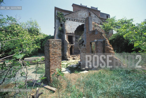 Nome:..ISOLA DI SAN GIORGIO IN ALGA....Localizzazione:..VENEZIA / ISOLA DI SAN GIORGIO IN ALGA / LAGUNA SUD..VENICE / THE ISLE OF SAN GIORGIO IN ALGA  / THE SOUTH LAGOON..Soggetto:..ISOLA DI SAN GIORGIO IN ALGA / RESTI DI UN EDIFICIO ..THE ISLE OF SAN GIORGIO IN ALGA / REMAINS OF A BUILDING ..Cronologia:......Autore:......Stile:......Editori Stampatori:......Committenza:......Materia e Tecnica:......Collocazione:......Note:..NEL XI SEC. FU COSTRUITO UN CONVENTO / NEL 1729 VENNE UTILIZZATA COME CARCERE POLITICO E NEL 1806 VENNE TRASFORMATA IN POLVERIERA ..IN XIth CENTURY A CONVENT WAS BUILT /  THE ISLAND WAS USED FOR THE CONFINEMENT OF POLITICAL PRISONERS FROM 1729 AND IN 1806 WAS CONVERTED INTO A POWDER MAGAZINE..Riproduzione Fotografica:..Graziano Arici/Rosebud2 ...Copyright:..Graziano Arici / rosebud2/....Data:..1993....Costo:..A....Key:..ISOLE ABBANDONATE..UNINHABITED ISLANDS