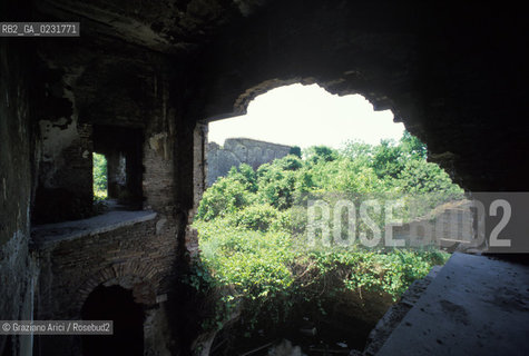 Nome:..ISOLA DI SAN GIORGIO IN ALGA....Localizzazione:..VENEZIA / ISOLA DI SAN GIORGIO IN ALGA / LAGUNA SUD..VENICE / THE ISLE OF SAN GIORGIO IN ALGA  / THE SOUTH LAGOON..Soggetto:..ISOLA DI SAN GIORGIO IN ALGA / RESTI DI UN EDIFICIO ..THE ISLE OF SAN GIORGIO IN ALGA / REMAINS OF A BUILDING ..Cronologia:......Autore:......Stile:......Editori Stampatori:......Committenza:......Materia e Tecnica:......Collocazione:......Note:..NEL XI SEC. FU COSTRUITO UN CONVENTO / NEL 1729 VENNE UTILIZZATA COME CARCERE POLITICO E NEL 1806 VENNE TRASFORMATA IN POLVERIERA ..IN XIth CENTURY A CONVENT WAS BUILT /  THE ISLAND WAS USED FOR THE CONFINEMENT OF POLITICAL PRISONERS FROM 1729 AND IN 1806 WAS CONVERTED INTO A POWDER MAGAZINE..Riproduzione Fotografica:..Graziano Arici/Rosebud2 ...Copyright:..Graziano Arici / rosebud2/....Data:..1993....Costo:..A....Key:..ISOLE ABBANDONATE..UNINHABITED ISLANDS