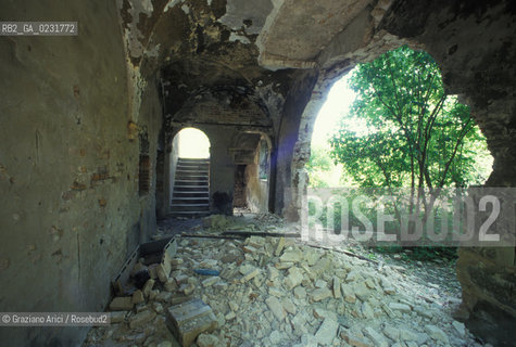 Nome:..ISOLA DI SAN GIORGIO IN ALGA....Localizzazione:..VENEZIA / ISOLA DI SAN GIORGIO IN ALGA / LAGUNA SUD..VENICE / THE ISLE OF SAN GIORGIO IN ALGA  / THE SOUTH LAGOON..Soggetto:..ISOLA DI SAN GIORGIO IN ALGA / RESTI DI UN EDIFICIO ..THE ISLE OF SAN GIORGIO IN ALGA / REMAINS OF A BUILDING ..Cronologia:......Autore:......Stile:......Editori Stampatori:......Committenza:......Materia e Tecnica:......Collocazione:......Note:..NEL XI SEC. FU COSTRUITO UN CONVENTO / NEL 1729 VENNE UTILIZZATA COME CARCERE POLITICO E NEL 1806 VENNE TRASFORMATA IN POLVERIERA ..IN XIth CENTURY A CONVENT WAS BUILT /  THE ISLAND WAS USED FOR THE CONFINEMENT OF POLITICAL PRISONERS FROM 1729 AND IN 1806 WAS CONVERTED INTO A POWDER MAGAZINE..Riproduzione Fotografica:..Graziano Arici/Rosebud2 ...Copyright:..Graziano Arici / rosebud2/....Data:..1993....Costo:..A....Key:..ISOLE ABBANDONATE..UNINHABITED ISLANDS
