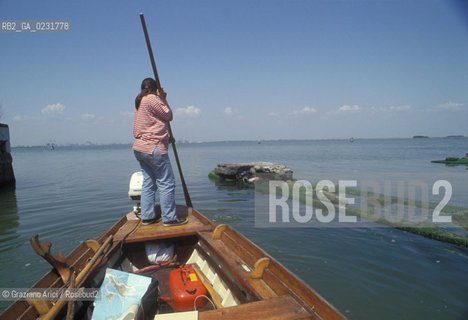 Nome:..ISOLA DI SAN GIORGIO IN ALGA....Localizzazione:..VENEZIA / ISOLA DI SAN GIORGIO IN ALGA / LAGUNA SUD..VENICE / THE ISLE OF SAN GIORGIO IN ALGA  / THE SOUTH LAGOON..Soggetto:..ISOLA DI SAN GIORGIO IN ALGA / RESTI DI UN EDIFICIO ..THE ISLE OF SAN GIORGIO IN ALGA / REMAINS OF A BUILDING ..Cronologia:......Autore:......Stile:......Editori Stampatori:......Committenza:......Materia e Tecnica:......Collocazione:......Note:..NEL XI SEC. FU COSTRUITO UN CONVENTO / NEL 1729 VENNE UTILIZZATA COME CARCERE POLITICO E NEL 1806 VENNE TRASFORMATA IN POLVERIERA ..IN XIth CENTURY A CONVENT WAS BUILT /  THE ISLAND WAS USED FOR THE CONFINEMENT OF POLITICAL PRISONERS FROM 1729 AND IN 1806 WAS CONVERTED INTO A POWDER MAGAZINE..Riproduzione Fotografica:..Graziano Arici/Rosebud2 ...Copyright:..Graziano Arici / rosebud2/....Data:..1993....Costo:..A....Key:..ISOLE ABBANDONATE..UNINHABITED ISLANDS