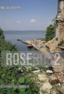 Nome:..ISOLA DI SAN GIORGIO IN ALGA....Localizzazione:..VENEZIA / ISOLA DI SAN GIORGIO IN ALGA / LAGUNA SUD..VENICE / THE ISLE OF SAN GIORGIO IN ALGA  / THE SOUTH LAGOON..Soggetto:..ISOLA DI SAN GIORGIO IN ALGA / RESTI DI UN EDIFICIO ..THE ISLE OF SAN GIORGIO IN ALGA / REMAINS OF A BUILDING ..Cronologia:......Autore:......Stile:......Editori Stampatori:......Committenza:......Materia e Tecnica:......Collocazione:......Note:..NEL XI SEC. FU COSTRUITO UN CONVENTO / NEL 1729 VENNE UTILIZZATA COME CARCERE POLITICO E NEL 1806 VENNE TRASFORMATA IN POLVERIERA ..IN XIth CENTURY A CONVENT WAS BUILT /  THE ISLAND WAS USED FOR THE CONFINEMENT OF POLITICAL PRISONERS FROM 1729 AND IN 1806 WAS CONVERTED INTO A POWDER MAGAZINE..Riproduzione Fotografica:..Graziano Arici/Rosebud2 ...Copyright:..Graziano Arici / rosebud2/....Data:..1993....Costo:..A....Key:..ISOLE ABBANDONATE..UNINHABITED ISLANDS