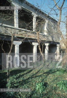 Nome:..ISOLA DEL LAZZARETTO VECCHIO: CHIOSTRO....Localizzazione:..VENEZIA / ISOLA DEL LAZZARETTO VECCHIO / LAGUNA SUD..VENICE / THE ISLE OF LAZZARETTO VECCHIO / THE SOUTH LAGOON..Soggetto:..ISOLA DEL LAZZARETTO VECCHIO / CHIOSTRO..THE ISLE OF LAZZARETTO VECCHIO / CLOISTER..Cronologia:......Autore:.. ....Stile:......Editori Stampatori:......Committenza:......Materia e Tecnica:......Collocazione:......Note:..NEL 1423 SCOPPIO LA PESTE IN CITTA E LISOLA VENNE TRASFORMATA IN LAZZARETTO ..WITH THE 1423 PLAGUE THE ISLAND BECAME LAZZARETTO  (QUARANTINE STATION)..Riproduzione Fotografica:..Graziano Arici/Rosebud2 ...Copyright:..Graziano Arici / rosebud2/....Data:..1993....Costo:..A....Key:..ISOLE ABBANDONATE..UNINHABITED ISLANDS