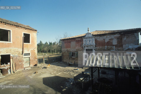 Nome:..ISOLA DEL LAZZARETTO VECCHIO....Localizzazione:..VENEZIA / ISOLA DEL LAZZARETTO VECCHIO / LAGUNA SUD..VENICE / THE ISLE OF LAZZARETTO VECCHIO / THE SOUTH LAGOON..Soggetto:..ISOLA DEL LAZZARETTO VECCHIO / CORTILE..THE ISLE OF LAZZARETTO VECCHIO / COURT YARD  ..Cronologia:......Autore:.. ....Stile:......Editori Stampatori:......Committenza:......Materia e Tecnica:......Collocazione:......Note:..NEL 1423 SCOPPIO LA PESTE IN CITTA E LISOLA VENNE TRASFORMATA IN LAZZARETTO ..WITH THE 1423 PLAGUE THE ISLAND BECAME LAZZARETTO  (QUARANTINE STATION)..Riproduzione Fotografica:..Graziano Arici/Rosebud2 ...Copyright:..Graziano Arici / rosebud2/....Data:..1993....Costo:..A....Key:..ISOLE ABBANDONATE..UNINHABITED ISLANDS