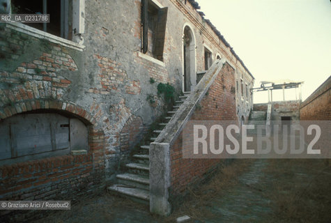 Nome:..ISOLA DEL LAZZARETTO VECCHIO: TERRAZZA SULLA LAGUNA ....Localizzazione:..VENEZIA / ISOLA DEL LAZZARETTO VECCHIO / LAGUNA SUD..VENICE / THE ISLE OF LAZZARETTO VECCHIO / THE SOUTH LAGOON..Soggetto:..ISOLA DEL LAZZARETTO VECCHIO / TERRAZZA SULLA LAGUNA..THE ISLE OF LAZZARETTO VECCHIO /TERRACE ON THE LAGOON  ..Cronologia:......Autore:.. ....Stile:......Editori Stampatori:......Committenza:......Materia e Tecnica:......Collocazione:......Note:..NEL 1423 SCOPPIO LA PESTE IN CITTA E LISOLA VENNE TRASFORMATA IN LAZZARETTO ..WITH THE 1423 PLAGUE THE ISLAND BECAME LAZZARETTO  (QUARANTINE STATION)..Riproduzione Fotografica:..Graziano Arici/Rosebud2 ...Copyright:..Graziano Arici / rosebud2/....Data:..1993....Costo:..A....Key:..ISOLE ABBANDONATE..UNINHABITED ISLANDS