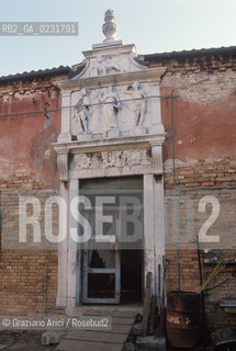 Nome:..ISOLA DEL LAZZARETTO VECCHIO....Localizzazione:..VENEZIA / ISOLA DEL LAZZARETTO VECCHIO / LAGUNA SUD..VENICE / THE ISLE OF LAZZARETTO VECCHIO / THE SOUTH LAGOON..Soggetto:..ISOLA DEL LAZZARETTO VECCHIO / FACCIATA DEL VECCHIO OSPEDALE..THE ISLE OF LAZZARETTO VECCHIO / THE OLD HOSPITALS FACADE  ..Cronologia:......Autore:.. ....Stile:......Editori Stampatori:......Committenza:......Materia e Tecnica:......Collocazione:......Note:..NEL 1423 SCOPPIO LA PESTE IN CITTA E LISOLA VENNE TRASFORMATA IN LAZZARETTO ..WITH THE 1423 PLAGUE THE ISLAND BECAME LAZZARETTO  (QUARANTINE STATION)..Riproduzione Fotografica:..Graziano Arici/Rosebud2 ...Copyright:..Graziano Arici / rosebud2/....Data:..1993....Costo:..A....Key:..ISOLE ABBANDONATE / PALAZZI..UNINHABITED ISLANDS / PALACES