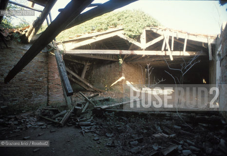 Nome:..ISOLA DEL LAZZARETTO VECCHIO: OSPEDALE....Localizzazione:..VENEZIA / ISOLA DEL LAZZARETTO VECCHIO / LAGUNA SUD..VENICE / THE ISLE OF LAZZARETTO VECCHIO / THE SOUTH LAGOON..Soggetto:..ISOLA DEL LAZZARETTO VECCHIO / ROVINE DELL OSPEDALE..THE ISLE OF LAZZARETTO VECCHIO / REMAINS  OF THE HOSPITAL..Cronologia:......Autore:.. ....Stile:......Editori Stampatori:......Committenza:......Materia e Tecnica:......Collocazione:......Note:..NEL 1423 SCOPPIO LA PESTE IN CITTA E LISOLA VENNE TRASFORMATA IN LAZZARETTO ..WITH THE 1423 PLAGUE THE ISLAND BECAME LAZZARETTO  (QUARANTINE STATION)..Riproduzione Fotografica:..Graziano Arici/Rosebud2 ...Copyright:..Graziano Arici / rosebud2/....Data:..1993....Costo:..A....Key:..ISOLE ABBANDONATE / PALAZZI..UNINHABITED ISLANDS / PALACES