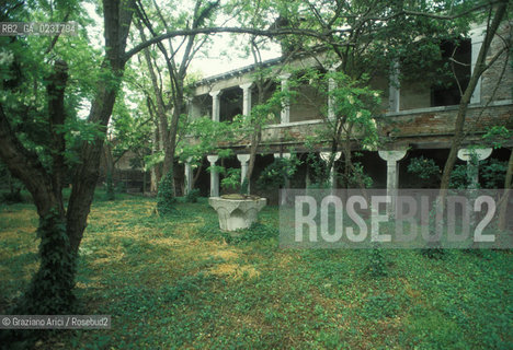 Caption: Nome:..ISOLA DEL LAZZARETTO VECCHIO: CHIOSTRO....Localizzazione:..VENEZIA / ISOLA DEL LAZZARETTO VECCHIO / LAGUNA SUD..VENICE / THE ISLE OF LAZZARETTO VECCHIO / THE SOUTH LAGOON..Soggetto:..ISOLA DEL LAZZARETTO VECCHIO / CHIOSTRO..THE ISLE OF LAZZARETTO VECCHIO / CLOISTER..Cronologia:......Autore:.. ....Stile:......Editori Stampatori:......Committenza:......Materia e Tecnica:......Collocazione:......Note:..NEL 1423 SCOPPIO LA PESTE IN CITTA E LISOLA VENNE TRASFORMATA IN LAZZARETTO ..WITH THE 1423 PLAGUE THE ISLAND BECAME LAZZARETTO  (QUARANTINE STATION)..Riproduzione Fotografica:..Graziano Arici/Rosebud2 ...Copyright:..Graziano Arici / rosebud2/....Data:..1993....Costo:..A....Key:..ISOLE ABBANDONATE..UNINHABITED ISLANDS