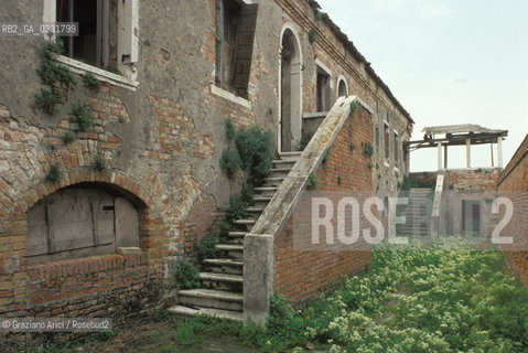 Nome:..ISOLA DEL LAZZARETTO VECCHIO: TERRAZZA SULLA LAGUNA ....Localizzazione:..VENEZIA / ISOLA DEL LAZZARETTO VECCHIO / LAGUNA SUD..VENICE / THE ISLE OF LAZZARETTO VECCHIO / THE SOUTH LAGOON..Soggetto:..ISOLA DEL LAZZARETTO VECCHIO / TERRAZZA SULLA LAGUNA..THE ISLE OF LAZZARETTO VECCHIO /TERRACE ON THE LAGOON  ..Cronologia:......Autore:.. ....Stile:......Editori Stampatori:......Committenza:......Materia e Tecnica:......Collocazione:......Note:..NEL 1423 SCOPPIO LA PESTE IN CITTA E LISOLA VENNE TRASFORMATA IN LAZZARETTO ..WITH THE 1423 PLAGUE THE ISLAND BECAME LAZZARETTO  (QUARANTINE STATION)..Riproduzione Fotografica:..Graziano Arici/Rosebud2 ...Copyright:..Graziano Arici / rosebud2/....Data:..1993....Costo:..A....Key:..ISOLE ABBANDONATE..UNINHABITED ISLANDS