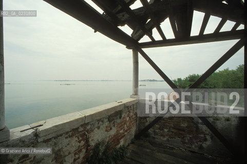 Nome:..ISOLA DEL LAZZARETTO VECCHIO....Localizzazione:..VENEZIA / ISOLA DEL LAZZARETTO VECCHIO / LAGUNA SUD..VENICE / THE ISLE OF LAZZARETTO VECCHIO / THE SOUTH LAGOON..Soggetto:..ISOLA DEL LAZZARETTO VECCHIO DALLA TERRAZZA..THE ISLE OF LAZZARETTO VECCHIO FROM THE TERRACE ..Cronologia:......Autore:.. ....Stile:......Editori Stampatori:......Committenza:......Materia e Tecnica:......Collocazione:......Note:..NEL 1423 SCOPPIO LA PESTE IN CITTA E LISOLA VENNE TRASFORMATA IN LAZZARETTO ..WITH THE 1423 PLAGUE THE ISLAND BECAME LAZZARETTO  (QUARANTINE STATION)..Riproduzione Fotografica:..Graziano Arici/Rosebud2 ...Copyright:..Graziano Arici / rosebud2/....Data:..1993....Costo:..A....Key:..ISOLE ABBANDONATE..UNINHABITED ISLANDS