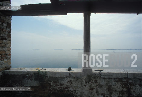 Nome:..ISOLA DEL LAZZARETTO VECCHIO....Localizzazione:..VENEZIA / ISOLA DEL LAZZARETTO VECCHIO / LAGUNA SUD..VENICE / THE ISLE OF LAZZARETTO VECCHIO / THE SOUTH LAGOON..Soggetto:..ISOLA DEL LAZZARETTO VECCHIO DALLA TERRAZZA..THE ISLE OF LAZZARETTO VECCHIO FROM THE TERRACE ..Cronologia:......Autore:.. ....Stile:......Editori Stampatori:......Committenza:......Materia e Tecnica:......Collocazione:......Note:..NEL 1423 SCOPPIO LA PESTE IN CITTA E LISOLA VENNE TRASFORMATA IN LAZZARETTO ..WITH THE 1423 PLAGUE THE ISLAND BECAME LAZZARETTO  (QUARANTINE STATION)..Riproduzione Fotografica:..Graziano Arici/Rosebud2 ...Copyright:..Graziano Arici / rosebud2/....Data:..1993....Costo:..A....Key:..ISOLE ABBANDONATE..UNINHABITED ISLANDS