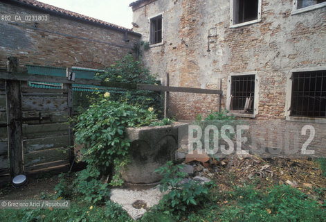 : Nome:..ISOLA DEL LAZZARETTO VECCHIO....Localizzazione:..VENEZIA / ISOLA DEL LAZZARETTO VECCHIO / LAGUNA SUD..VENICE / THE ISLE OF LAZZARETTO VECCHIO / THE SOUTH LAGOON..Soggetto:..ISOLA DEL LAZZARETTO VECCHIO / POZZO..THE ISLE OF LAZZARETTO VECCHIO / WELL..Cronologia:......Autore:.. ....Stile:......Editori Stampatori:......Committenza:......Materia e Tecnica:......Collocazione:......Note:..NEL 1423 SCOPPIO LA PESTE IN CITTA E LISOLA VENNE TRASFORMATA IN LAZZARETTO ..WITH THE 1423 PLAGUE THE ISLAND BECAME LAZZARETTO  (QUARANTINE STATION)..Riproduzione Fotografica:..Graziano Arici/Rosebud2 ...Copyright:..Graziano Arici / rosebud2/....Data:..1993....Costo:..A....Key:..ISOLE ABBANDONATE..UNINHABITED ISLANDS