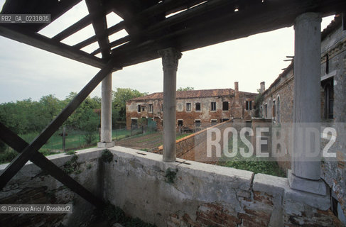 Nome:..ISOLA DEL LAZZARETTO VECCHIO: TERRAZZA SULLA LAGUNA ....Localizzazione:..VENEZIA / ISOLA DEL LAZZARETTO VECCHIO / LAGUNA SUD..VENICE / THE ISLE OF LAZZARETTO VECCHIO / THE SOUTH LAGOON..Soggetto:..ISOLA DEL LAZZARETTO VECCHIO / TERRAZZA SULLA LAGUNA..THE ISLE OF LAZZARETTO VECCHIO /TERRACE ON THE LAGOON  ..Cronologia:......Autore:.. ....Stile:......Editori Stampatori:......Committenza:......Materia e Tecnica:......Collocazione:......Note:..NEL 1423 SCOPPIO LA PESTE IN CITTA E LISOLA VENNE TRASFORMATA IN LAZZARETTO ..WITH THE 1423 PLAGUE THE ISLAND BECAME LAZZARETTO  (QUARANTINE STATION)..Riproduzione Fotografica:..Graziano Arici/Rosebud2 ...Copyright:..Graziano Arici / rosebud2/....Data:..1993....Costo:..A....Key:..ISOLE ABBANDONATE..UNINHABITED ISLANDS