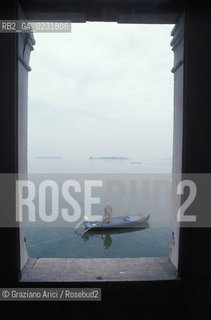 Nome:..ISOLA DEL LAZZARETTO VECCHIO: FINESTRA....Localizzazione:..VENEZIA / ISOLA DEL LAZZARETTO VECCHIO / LAGUNA SUD..VENICE / THE ISLE OF LAZZARETTO VECCHIO / THE SOUTH LAGOON..Soggetto:..ISOLA DEL LAZZARETTO VECCHIO ..Cronologia:......Autore:.. ....Stile:......Editori Stampatori:......Committenza:......Materia e Tecnica:......Collocazione:......Note:..NEL 1423 SCOPPIO LA PESTE IN CITTA E LISOLA VENNE TRASFORMATA IN LAZZARETTO ..WITH THE 1423 PLAGUE THE ISLAND BECAME LAZZARETTO  (QUARANTINE STATION)..Riproduzione Fotografica:..Graziano Arici/Rosebud2 ...Copyright:..Graziano Arici / rosebud2/....Data:..1993....Costo:..A....Key:..ISOLE ABBANDONATE..UNINHABITED ISLANDS