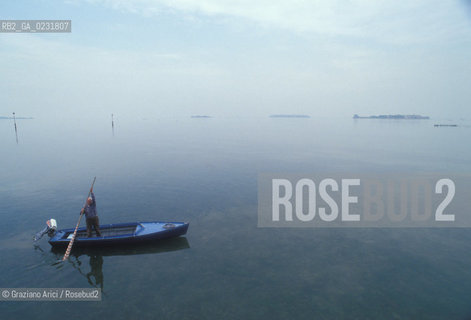Nome:..LA LAGUNA DALL ISOLA DEL LAZZARETTO VECCHIO PESCA BARCA....Localizzazione:..VENEZIA / ISOLA DEL LAZZARETTO VECCHIO / LAGUNA SUD..VENICE / THE ISLE OF LAZZARETTO VECCHIO / THE SOUTH LAGOON..Soggetto:..LA LAGUNA DALLISOLA DEL LAZZARETTO VECCHIO ..THE LAGOON FROM THE ISLE OF LAZZARETTO VECCHIO..Cronologia:......Autore:.. ....Stile:......Editori Stampatori:......Committenza:......Materia e Tecnica:......Collocazione:......Note:..NEL 1423 SCOPPIO LA PESTE IN CITTA E LISOLA VENNE TRASFORMATA IN LAZZARETTO ..WITH THE 1423 PLAGUE THE ISLAND BECAME LAZZARETTO  (QUARANTINE STATION)..Riproduzione Fotografica:..Graziano Arici/Rosebud2 ...Copyright:..Graziano Arici / rosebud2/....Data:..1993....Costo:..A....Key:..ISOLE ABBANDONATE..UNINHABITED ISLANDS