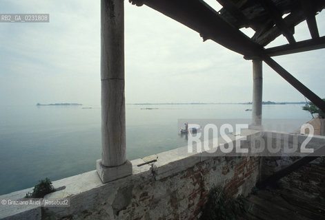 Nome:..LA LAGUNA DALL ISOLA DEL LAZZARETTO VECCHIO....Localizzazione:..VENEZIA / ISOLA DEL LAZZARETTO VECCHIO / LAGUNA SUD..VENICE / THE ISLE OF LAZZARETTO VECCHIO / THE SOUTH LAGOON..Soggetto:..LA LAGUNA DALLISOLA DEL LAZZARETTO VECCHIO ..THE LAGOON FROM THE ISLE OF LAZZARETTO VECCHIO..Cronologia:......Autore:.. ....Stile:......Editori Stampatori:......Committenza:......Materia e Tecnica:......Collocazione:......Note:..NEL 1423 SCOPPIO LA PESTE IN CITTA E LISOLA VENNE TRASFORMATA IN LAZZARETTO ..WITH THE 1423 PLAGUE THE ISLAND BECAME LAZZARETTO  (QUARANTINE STATION)..Riproduzione Fotografica:..Graziano Arici/Rosebud2 ...Copyright:..Graziano Arici / rosebud2/....Data:..1993....Costo:..A....Key:..ISOLE ABBANDONATE..UNINHABITED ISLANDS