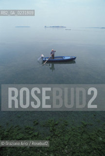 Nome:..LA LAGUNA DALL ISOLA DEL LAZZARETTO VECCHIO PESCA BARCA....Localizzazione:..VENEZIA / ISOLA DEL LAZZARETTO VECCHIO / LAGUNA SUD..VENICE / THE ISLE OF LAZZARETTO VECCHIO / THE SOUTH LAGOON..Soggetto:..LA LAGUNA DALLISOLA DEL LAZZARETTO VECCHIO ..THE LAGOON FROM THE ISLE OF LAZZARETTO VECCHIO..Cronologia:......Autore:.. ....Stile:......Editori Stampatori:......Committenza:......Materia e Tecnica:......Collocazione:......Note:..NEL 1423 SCOPPIO LA PESTE IN CITTA E LISOLA VENNE TRASFORMATA IN LAZZARETTO ..WITH THE 1423 PLAGUE THE ISLAND BECAME LAZZARETTO  (QUARANTINE STATION)..Riproduzione Fotografica:..Graziano Arici/Rosebud2 ...Copyright:..Graziano Arici / rosebud2/....Data:..1993....Costo:..A....Key:..ISOLE ABBANDONATE..UNINHABITED ISLANDS
