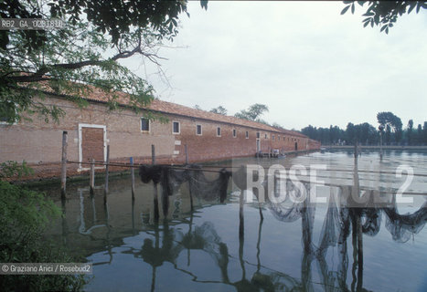 Caption: Nome:..ISOLA DEL LAZZARETTO VECCHIO....Localizzazione:..VENEZIA / ISOLA DEL LAZZARETTO VECCHIO / LAGUNA SUD..VENICE / THE ISLE OF LAZZARETTO VECCHIO / THE SOUTH LAGOON..Soggetto:..ISOLA DEL LAZZARETTO VECCHIO DALLA LAGUNA..THE ISLE OF LAZZARETTO VECCHIO FROM THE LAGOON..Cronologia:......Autore:.. ....Stile:......Editori Stampatori:......Committenza:......Materia e Tecnica:......Collocazione:......Note:..NEL 1423 SCOPPIO LA PESTE IN CITTA E LISOLA VENNE TRASFORMATA IN LAZZARETTO ..WITH THE 1423 PLAGUE THE ISLAND BECAME LAZZARETTO  (QUARANTINE STATION)..Riproduzione Fotografica:..Graziano Arici/Rosebud2 ...Copyright:..Graziano Arici / rosebud2/....Data:..1993....Costo:..A....Key:..ISOLE ABBANDONATE..UNINHABITED ISLANDS