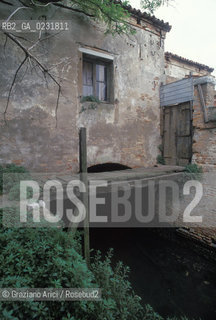 Caption: Nome:..ISOLA DEL LAZZARETTO VECCHIO....Localizzazione:..VENEZIA / ISOLA DEL LAZZARETTO VECCHIO / LAGUNA SUD..VENICE / THE ISLE OF LAZZARETTO VECCHIO / THE SOUTH LAGOON..Soggetto:..ISOLA DEL LAZZARETTO VECCHIO / CASA SUL CANALE DELLA CAVANA ..THE ISLE OF LAZZARETTO VECCHIO / HOUSE ON THE CAVANA CANAL    ..Cronologia:......Autore:.. ....Stile:......Editori Stampatori:......Committenza:......Materia e Tecnica:......Collocazione:......Note:..NEL 1423 SCOPPIO LA PESTE IN CITTA E LISOLA VENNE TRASFORMATA IN LAZZARETTO ..WITH THE 1423 PLAGUE THE ISLAND BECAME LAZZARETTO  (QUARANTINE STATION)..Riproduzione Fotografica:..Graziano Arici/Rosebud2 ...Copyright:..Graziano Arici / rosebud2/....Data:..1993....Costo:..A....Key:..ISOLE ABBANDONATE..UNINHABITED ISLANDS