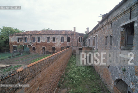 Nome:..ISOLA DEL LAZZARETTO VECCHIO....Localizzazione:..VENEZIA / ISOLA DEL LAZZARETTO VECCHIO / LAGUNA SUD..VENICE / THE ISLE OF LAZZARETTO VECCHIO / THE SOUTH LAGOON..Soggetto:..ISOLA DEL LAZZARETTO VECCHIO ..Cronologia:......Autore:.. ....Stile:......Editori Stampatori:......Committenza:......Materia e Tecnica:......Collocazione:......Note:..NEL 1423 SCOPPIO LA PESTE IN CITTA E LISOLA VENNE TRASFORMATA IN LAZZARETTO ..WITH THE 1423 PLAGUE THE ISLAND BECAME LAZZARETTO  (QUARANTINE STATION)..Riproduzione Fotografica:..Graziano Arici/Rosebud2 ...Copyright:..Graziano Arici / rosebud2/....Data:..1993....Costo:..A....Key:..ISOLE ABBANDONATE..UNINHABITED ISLANDS
