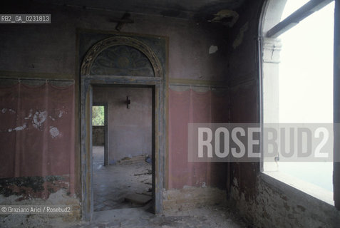 Nome:..ISOLA DEL LAZZARETTO VECCHIO: OSPEDALE....Localizzazione:..VENEZIA / ISOLA DEL LAZZARETTO VECCHIO / LAGUNA SUD..VENICE / THE ISLE OF LAZZARETTO VECCHIO / THE SOUTH LAGOON..Soggetto:..ISOLA DEL LAZZARETTO VECCHIO / ROVINE DELL OSPEDALE..THE ISLE OF LAZZARETTO VECCHIO / REMAINS  OF THE HOSPITAL..Cronologia:......Autore:.. ....Stile:......Editori Stampatori:......Committenza:......Materia e Tecnica:......Collocazione:......Note:..NEL 1423 SCOPPIO LA PESTE IN CITTA E LISOLA VENNE TRASFORMATA IN LAZZARETTO ..WITH THE 1423 PLAGUE THE ISLAND BECAME LAZZARETTO  (QUARANTINE STATION)..Riproduzione Fotografica:..Graziano Arici/Rosebud2 ...Copyright:..Graziano Arici / rosebud2/....Data:..1993....Costo:..A....Key:..ISOLE ABBANDONATE / PALAZZI..UNINHABITED ISLANDS / PALACES