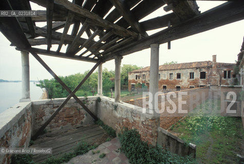 Caption: Nome:..ISOLA DEL LAZZARETTO VECCHIO: TERRAZZA SULLA LAGUNA....Localizzazione:..VENEZIA / ISOLA DEL LAZZARETTO VECCHIO / LAGUNA SUD..VENICE / THE ISLE OF LAZZARETTO VECCHIO / THE SOUTH LAGOON..Soggetto:..ISOLA DEL LAZZARETTO VECCHIO / TERRAZZA SULLA LAGUNA..THE ISLE OF LAZZARETTO VECCHIO /TERRACE ON THE LAGOON  ..Cronologia:......Autore:.. ....Stile:......Editori Stampatori:......Committenza:......Materia e Tecnica:......Collocazione:......Note:..NEL 1423 SCOPPIO LA PESTE IN CITTA E LISOLA VENNE TRASFORMATA IN LAZZARETTO ..WITH THE 1423 PLAGUE THE ISLAND BECAME LAZZARETTO  (QUARANTINE STATION)..Riproduzione Fotografica:..Graziano Arici/Rosebud2 ...Copyright:..Graziano Arici / rosebud2/....Data:..1993....Costo:..A....Key:..ISOLE ABBANDONATE..UNINHABITED ISLANDS