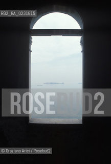 Caption: Nome:..ISOLA DEL LAZZARETTO VECCHIO:  FINESTRA....Localizzazione:..VENEZIA / ISOLA DEL LAZZARETTO VECCHIO / LAGUNA SUD..VENICE / THE ISLE OF LAZZARETTO VECCHIO / THE SOUTH LAGOON..Soggetto:..ISOLA DEL LAZZARETTO VECCHIO ..Cronologia:......Autore:.. ....Stile:......Editori Stampatori:......Committenza:......Materia e Tecnica:......Collocazione:......Note:..NEL 1423 SCOPPIO LA PESTE IN CITTA E LISOLA VENNE TRASFORMATA IN LAZZARETTO ..WITH THE 1423 PLAGUE THE ISLAND BECAME LAZZARETTO  (QUARANTINE STATION)..Riproduzione Fotografica:..Graziano Arici/Rosebud2 ...Copyright:..Graziano Arici / rosebud2/....Data:..1993....Costo:..A....Key:..ISOLE ABBANDONATE..UNINHABITED ISLANDS