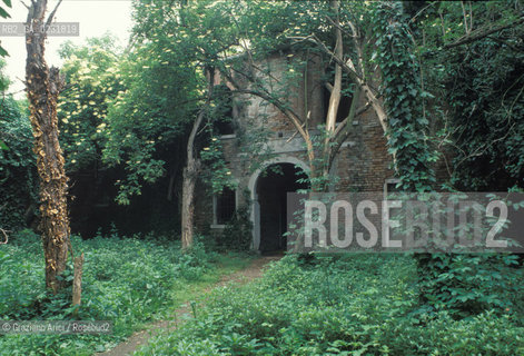 Caption: Nome:..ISOLA DEL LAZZARETTO VECCHIO....Localizzazione:..VENEZIA / ISOLA DEL LAZZARETTO VECCHIO / LAGUNA SUD..VENICE / THE ISLE OF LAZZARETTO VECCHIO / THE SOUTH LAGOON..Soggetto:..ISOLA DEL LAZZARETTO VECCHIO / ROVINE..THE ISLE OF LAZZARETTO VECCHIO / REMAINS ..Cronologia:......Autore:.. ....Stile:......Editori Stampatori:......Committenza:......Materia e Tecnica:......Collocazione:......Note:..NEL 1423 SCOPPIO LA PESTE IN CITTA E LISOLA VENNE TRASFORMATA IN LAZZARETTO ..WITH THE 1423 PLAGUE THE ISLAND BECAME LAZZARETTO  (QUARANTINE STATION)..Riproduzione Fotografica:..Graziano Arici/Rosebud2 ...Copyright:..Graziano Arici / rosebud2/....Data:..1993....Costo:..A....Key:..ISOLE ABBANDONATE..UNINHABITED ISLANDS