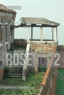 Caption: Nome:..ISOLA DEL LAZZARETTO VECCHIO: TERRAZZA SULLA LAGUNA....Localizzazione:..VENEZIA / ISOLA DEL LAZZARETTO VECCHIO / LAGUNA SUD..VENICE / THE ISLE OF LAZZARETTO VECCHIO / THE SOUTH LAGOON..Soggetto:..ISOLA DEL LAZZARETTO VECCHIO / TERRAZZA SULLA LAGUNA..THE ISLE OF LAZZARETTO VECCHIO /TERRACE ON THE LAGOON  ..Cronologia:......Autore:.. ....Stile:......Editori Stampatori:......Committenza:......Materia e Tecnica:......Collocazione:......Note:..NEL 1423 SCOPPIO LA PESTE IN CITTA E LISOLA VENNE TRASFORMATA IN LAZZARETTO ..WITH THE 1423 PLAGUE THE ISLAND BECAME LAZZARETTO  (QUARANTINE STATION)..Riproduzione Fotografica:..Graziano Arici/Rosebud2 ...Copyright:..Graziano Arici / rosebud2/....Data:..1993....Costo:..A....Key:..ISOLE ABBANDONATE..UNINHABITED ISLANDS