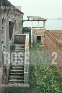 Caption: Nome:..ISOLA DEL LAZZARETTO VECCHIO: TERRAZZA SULLA LAGUNA....Localizzazione:..VENEZIA / ISOLA DEL LAZZARETTO VECCHIO / LAGUNA SUD..VENICE / THE ISLE OF LAZZARETTO VECCHIO / THE SOUTH LAGOON..Soggetto:..ISOLA DEL LAZZARETTO VECCHIO / TERRAZZA SULLA LAGUNA..THE ISLE OF LAZZARETTO VECCHIO /TERRACE ON THE LAGOON  ..Cronologia:......Autore:.. ....Stile:......Editori Stampatori:......Committenza:......Materia e Tecnica:......Collocazione:......Note:..NEL 1423 SCOPPIO LA PESTE IN CITTA E LISOLA VENNE TRASFORMATA IN LAZZARETTO ..WITH THE 1423 PLAGUE THE ISLAND BECAME LAZZARETTO  (QUARANTINE STATION)..Riproduzione Fotografica:..Graziano Arici/Rosebud2 ...Copyright:..Graziano Arici / rosebud2/....Data:..1993....Costo:..A....Key:..ISOLE ABBANDONATE..UNINHABITED ISLANDS