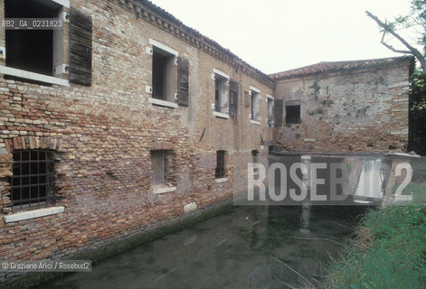 Caption: Nome:..ISOLA DEL LAZZARETTO VECCHIO....Localizzazione:..VENEZIA / ISOLA DEL LAZZARETTO VECCHIO / LAGUNA SUD..VENICE / THE ISLE OF LAZZARETTO VECCHIO / THE SOUTH LAGOON..Soggetto:..ISOLA DEL LAZZARETTO VECCHIO / CASA SUL CANALE DELLA CAVANA..THE ISLE OF LAZZARETTO VECCHIO / HOUSE ON THE CAVANA CANAL ..Cronologia:......Autore:.. ....Stile:......Editori Stampatori:......Committenza:......Materia e Tecnica:......Collocazione:......Note:..NEL 1423 SCOPPIO LA PESTE IN CITTA E LISOLA VENNE TRASFORMATA IN LAZZARETTO ..WITH THE 1423 PLAGUE THE ISLAND BECAME LAZZARETTO  (QUARANTINE STATION)..Riproduzione Fotografica:..Graziano Arici/Rosebud2 ...Copyright:..Graziano Arici / rosebud2/....Data:..1993....Costo:..A....Key:..ISOLE ABBANDONATE..UNINHABITED ISLANDS