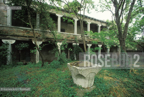 Caption: Nome:..ISOLA DEL LAZZARETTO VECCHIO: CHIOSTRO....Localizzazione:..VENEZIA / ISOLA DEL LAZZARETTO VECCHIO / LAGUNA SUD..VENICE / THE ISLE OF LAZZARETTO VECCHIO / THE SOUTH LAGOON..Soggetto:..ISOLA DEL LAZZARETTO VECCHIO / CHIOSTRO..THE ISLE OF LAZZARETTO VECCHIO / CLOISTER..Cronologia:......Autore:.. ....Stile:......Editori Stampatori:......Committenza:......Materia e Tecnica:......Collocazione:......Note:..NEL 1423 SCOPPIO LA PESTE IN CITTA E LISOLA VENNE TRASFORMATA IN LAZZARETTO ..WITH THE 1423 PLAGUE THE ISLAND BECAME LAZZARETTO  (QUARANTINE STATION)..Riproduzione Fotografica:..Graziano Arici/Rosebud2 ...Copyright:..Graziano Arici / rosebud2/....Data:..1993....Costo:..A....Key:..ISOLE ABBANDONATE..UNINHABITED ISLANDS