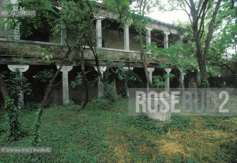 Caption: Nome:..ISOLA DEL LAZZARETTO VECCHIO: CHIOSTRO....Localizzazione:..VENEZIA / ISOLA DEL LAZZARETTO VECCHIO / LAGUNA SUD..VENICE / THE ISLE OF LAZZARETTO VECCHIO / THE SOUTH LAGOON..Soggetto:..ISOLA DEL LAZZARETTO VECCHIO / CHIOSTRO..THE ISLE OF LAZZARETTO VECCHIO / CLOISTER..Cronologia:......Autore:.. ....Stile:......Editori Stampatori:......Committenza:......Materia e Tecnica:......Collocazione:......Note:..NEL 1423 SCOPPIO LA PESTE IN CITTA E LISOLA VENNE TRASFORMATA IN LAZZARETTO ..WITH THE 1423 PLAGUE THE ISLAND BECAME LAZZARETTO  (QUARANTINE STATION)..Riproduzione Fotografica:..Graziano Arici/Rosebud2 ...Copyright:..Graziano Arici / rosebud2/....Data:..1993....Costo:..A....Key:..ISOLE ABBANDONATE..UNINHABITED ISLANDS