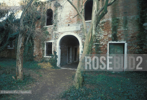 Caption: Nome:..ISOLA DEL LAZZARETTO VECCHIO....Localizzazione:..VENEZIA / ISOLA DEL LAZZARETTO VECCHIO / LAGUNA SUD..VENICE / THE ISLE OF LAZZARETTO VECCHIO / THE SOUTH LAGOON..Soggetto:..ISOLA DEL LAZZARETTO VECCHIO / ROVINE..THE ISLE OF LAZZARETTO VECCHIO / REMAINS ..Cronologia:......Autore:.. ....Stile:......Editori Stampatori:......Committenza:......Materia e Tecnica:......Collocazione:......Note:..NEL 1423 SCOPPIO LA PESTE IN CITTA E LISOLA VENNE TRASFORMATA IN LAZZARETTO ..WITH THE 1423 PLAGUE THE ISLAND BECAME LAZZARETTO  (QUARANTINE STATION)..Riproduzione Fotografica:..Graziano Arici/Rosebud2 ...Copyright:..Graziano Arici / rosebud2/....Data:..1993....Costo:..A....Key:..ISOLE ABBANDONATE..UNINHABITED ISLANDS