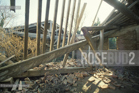 Caption: Nome:..ISOLA DEL LAZZARETTO VECCHIO: OSPEDALE....Localizzazione:..VENEZIA / ISOLA DEL LAZZARETTO VECCHIO / LAGUNA SUD..VENICE / THE ISLE OF LAZZARETTO VECCHIO / THE SOUTH LAGOON..Soggetto:..ISOLA DEL LAZZARETTO VECCHIO / ROVINE DELL OSPEDALE..THE ISLE OF LAZZARETTO VECCHIO / REMAINS  OF THE HOSPITAL..Cronologia:......Autore:.. ....Stile:......Editori Stampatori:......Committenza:......Materia e Tecnica:......Collocazione:......Note:..NEL 1423 SCOPPIO LA PESTE IN CITTA E LISOLA VENNE TRASFORMATA IN LAZZARETTO ..WITH THE 1423 PLAGUE THE ISLAND BECAME LAZZARETTO  (QUARANTINE STATION)..Riproduzione Fotografica:..Graziano Arici/Rosebud2 ...Copyright:..Graziano Arici / rosebud2/....Data:..1993....Costo:..A....Key:..ISOLE ABBANDONATE / PALAZZI..UNINHABITED ISLANDS / PALACES