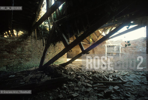 Caption: Nome:..ISOLA DEL LAZZARETTO VECCHIO: OSPEDALE....Localizzazione:..VENEZIA / ISOLA DEL LAZZARETTO VECCHIO / LAGUNA SUD..VENICE / THE ISLE OF LAZZARETTO VECCHIO / THE SOUTH LAGOON..Soggetto:..ISOLA DEL LAZZARETTO VECCHIO / ROVINE DELL OSPEDALE..THE ISLE OF LAZZARETTO VECCHIO / REMAINS  OF THE HOSPITAL..Cronologia:......Autore:.. ....Stile:......Editori Stampatori:......Committenza:......Materia e Tecnica:......Collocazione:......Note:..NEL 1423 SCOPPIO LA PESTE IN CITTA E LISOLA VENNE TRASFORMATA IN LAZZARETTO ..WITH THE 1423 PLAGUE THE ISLAND BECAME LAZZARETTO  (QUARANTINE STATION)..Riproduzione Fotografica:..Graziano Arici/Rosebud2 ...Copyright:..Graziano Arici / rosebud2/....Data:..1993....Costo:..A....Key:..ISOLE ABBANDONATE / PALAZZI..UNINHABITED ISLANDS / PALACES
