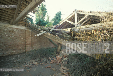 Caption: Nome:..ISOLA DEL LAZZARETTO VECCHIO: OSPEDALE....Localizzazione:..VENEZIA / ISOLA DEL LAZZARETTO VECCHIO / LAGUNA SUD..VENICE / THE ISLE OF LAZZARETTO VECCHIO / THE SOUTH LAGOON..Soggetto:..ISOLA DEL LAZZARETTO VECCHIO / ROVINE DELL OSPEDALE..THE ISLE OF LAZZARETTO VECCHIO / REMAINS  OF THE HOSPITAL..Cronologia:......Autore:.. ....Stile:......Editori Stampatori:......Committenza:......Materia e Tecnica:......Collocazione:......Note:..NEL 1423 SCOPPIO LA PESTE IN CITTA E LISOLA VENNE TRASFORMATA IN LAZZARETTO ..WITH THE 1423 PLAGUE THE ISLAND BECAME LAZZARETTO  (QUARANTINE STATION)..Riproduzione Fotografica:..Graziano Arici/Rosebud2 ...Copyright:..Graziano Arici / rosebud2/....Data:..1993....Costo:..A....Key:..ISOLE ABBANDONATE / PALAZZI..UNINHABITED ISLANDS / PALACES