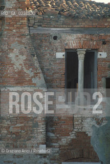 Caption: Nome:..ISOLA DEL LAZZARETTO VECCHIO....Localizzazione:..VENEZIA / ISOLA DEL LAZZARETTO VECCHIO / LAGUNA SUD..VENICE / THE ISLE OF LAZZARETTO VECCHIO / THE SOUTH LAGOON..Soggetto:..ISOLA DEL LAZZARETTO VECCHIO / PARTICOLARE DI UN EDIFICIO CON FINESTRA / COLONNA..THE ISLE OF LAZZARETTO VECCHIO / DETAIL OF A BUILDING WITH WINDOW / COLUMN..Cronologia:......Autore:.. ....Stile:......Editori Stampatori:......Committenza:......Materia e Tecnica:......Collocazione:......Note:..NEL 1423 SCOPPIO LA PESTE IN CITTA E LISOLA VENNE TRASFORMATA IN LAZZARETTO ..WITH THE 1423 PLAGUE THE ISLAND BECAME LAZZARETTO  (QUARANTINE STATION)..Riproduzione Fotografica:..Graziano Arici/Rosebud2 ...Copyright:..Graziano Arici / rosebud2/....Data:..1993....Costo:..A....Key:..ISOLE ABBANDONATE..UNINHABITED ISLANDS