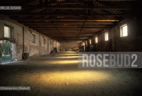 Caption: Nome:..ISOLA DEL LAZZARETTO VECCHIO: ROVINE DELL OSPEDALE....Localizzazione:..VENEZIA / ISOLA DEL LAZZARETTO VECCHIO / LAGUNA SUD..VENICE / THE ISLE OF LAZZARETTO VECCHIO / THE SOUTH LAGOON..Soggetto:..ISOLA DEL LAZZARETTO VECCHIO / ROVINE DELL OSPEDALE (TESONI) ..THE ISLE OF LAZZARETTO VECCHIO / REMAINS  OF THE HOSPITAL    ..Cronologia:......Autore:.. ....Stile:......Editori Stampatori:......Committenza:......Materia e Tecnica:......Collocazione:......Note:..NEL 1423 SCOPPIO LA PESTE IN CITTA E LISOLA VENNE TRASFORMATA IN LAZZARETTO ..WITH THE 1423 PLAGUE THE ISLAND BECAME LAZZARETTO  (QUARANTINE STATION)..Riproduzione Fotografica:..Graziano Arici/Rosebud2 ...Copyright:..Graziano Arici / rosebud2/....Data:..1993....Costo:..A....Key:..ISOLE ABBANDONATE..UNINHABITED ISLANDS