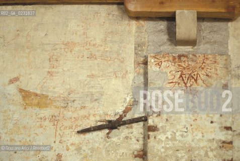 Caption: Nome:..ISOLA DEL LAZZARETTO VECCHIO....Localizzazione:..VENEZIA / ISOLA DEL LAZZARETTO VECCHIO / LAGUNA SUD..VENICE / THE ISLE OF LAZZARETTO VECCHIO / THE SOUTH LAGOON..Soggetto:..ISOLA DEL LAZZARETTO VECCHIO / GRAFFITI SULLA PARETE DELLOSPEDALE..THE ISLE OF LAZZARETTO VECCHIO / GRAFFITI ON THE HOSPITAL WALL    ..Cronologia:......Autore:.. ....Stile:......Editori Stampatori:......Committenza:......Materia e Tecnica:......Collocazione:......Note:..NEL 1423 SCOPPIO LA PESTE IN CITTA E LISOLA VENNE TRASFORMATA IN LAZZARETTO ..WITH THE 1423 PLAGUE THE ISLAND BECAME LAZZARETTO  (QUARANTINE STATION)..Riproduzione Fotografica:..Graziano Arici/Rosebud2 ...Copyright:..Graziano Arici / rosebud2/....Data:..1993....Costo:..A....Key:..ISOLE ABBANDONATE..UNINHABITED ISLANDS