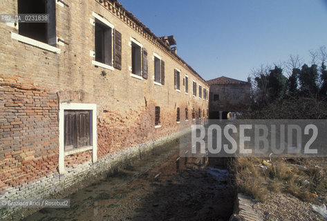 Caption: Nome:..ISOLA DEL LAZZARETTO VECCHIO....Localizzazione:..VENEZIA / ISOLA DEL LAZZARETTO VECCHIO / LAGUNA SUD..VENICE / THE ISLE OF LAZZARETTO VECCHIO / THE SOUTH LAGOON..Soggetto:..ISOLA DEL LAZZARETTO VECCHIO / CASA SUL CANALE DELLA CAVANA..THE ISLE OF LAZZARETTO VECCHIO / HOUSE ON THE CAVANA CANAL ..Cronologia:......Autore:.. ....Stile:......Editori Stampatori:......Committenza:......Materia e Tecnica:......Collocazione:......Note:..NEL 1423 SCOPPIO LA PESTE IN CITTA E LISOLA VENNE TRASFORMATA IN LAZZARETTO ..WITH THE 1423 PLAGUE THE ISLAND BECAME LAZZARETTO  (QUARANTINE STATION)..Riproduzione Fotografica:..Graziano Arici/Rosebud2 ...Copyright:..Graziano Arici / rosebud2/....Data:..1993....Costo:..A....Key:..ISOLE ABBANDONATE..UNINHABITED ISLANDS