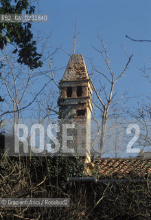 Caption: Nome:..ISOLA DEL LAZZARETTO VECCHIO: ROVINE....Localizzazione:..VENEZIA / ISOLA DEL LAZZARETTO VECCHIO / LAGUNA SUD..VENICE / THE ISLE OF LAZZARETTO VECCHIO / THE SOUTH LAGOON..Soggetto:..ISOLA DEL LAZZARETTO VECCHIO / ROVINE..THE ISLE OF LAZZARETTO VECCHIO / REMAINS  ..Cronologia:......Autore:.. ....Stile:......Editori Stampatori:......Committenza:......Materia e Tecnica:......Collocazione:......Note:..NEL 1423 SCOPPIO LA PESTE IN CITTA E LISOLA VENNE TRASFORMATA IN LAZZARETTO ..WITH THE 1423 PLAGUE THE ISLAND BECAME LAZZARETTO  (QUARANTINE STATION)..Riproduzione Fotografica:..Graziano Arici/Rosebud2 ...Copyright:..Graziano Arici / rosebud2/....Data:..1993....Costo:..A....Key:..ISOLE ABBANDONATE..UNINHABITED ISLANDS