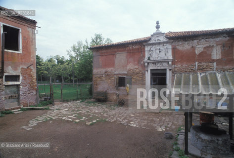 Caption: Nome:..ISOLA DEL LAZZARETTO VECCHIO....Localizzazione:..VENEZIA / ISOLA DEL LAZZARETTO VECCHIO / LAGUNA SUD..VENICE / THE ISLE OF LAZZARETTO VECCHIO / THE SOUTH LAGOON..Soggetto:..ISOLA DEL LAZZARETTO VECCHIO / CORTILE..THE ISLE OF LAZZARETTO VECCHIO / COURT YARD  ..Cronologia:......Autore:.. ....Stile:......Editori Stampatori:......Committenza:......Materia e Tecnica:......Collocazione:......Note:..NEL 1423 SCOPPIO LA PESTE IN CITTA E LISOLA VENNE TRASFORMATA IN LAZZARETTO ..WITH THE 1423 PLAGUE THE ISLAND BECAME LAZZARETTO  (QUARANTINE STATION)..Riproduzione Fotografica:..Graziano Arici/Rosebud2 ...Copyright:..Graziano Arici / rosebud2/....Data:..1993....Costo:..A....Key:..ISOLE ABBANDONATE..UNINHABITED ISLANDS